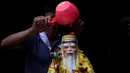 Seorang pria membersihkan patung dewa Tionghoa dalam rangka persiapan perayaan Tahun Baru Imlek di Vihara Dhanagun, Bogor, Jawa Barat, Indonesia, 16 Januari 2023. Warga keturunan Tionghoa di Indonesia bersiap untuk merayakan Tahun Baru Imlek pada 22 Januari 2023. (AP Photo/Tatan Syuflana)