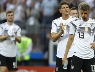 Gelandang Jerman, Thomas Mueller, tampak sedih usai dikalahkan Meksiko pada laga Grup F Piala Dunia di Stadion Luzhniki, Moskow, Minggu (17/6/2018). Jerman kalah 0-1 dari Meksiko. (AP/Victor Caivano)