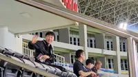 Pelatih Timnas Indonesia U-23, Shin Tae-yong, saat melambaikan tangan kepada awak media di tengah pertandingan antara China Taipei melawan Turkmenistan di Stadion Manahan, Solo, Rabu (6/9/2023) malam hari WIB. (Bola.com/Radifa Arsa)