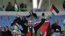 Seorang pendukung melambaikan bendera sebelum dimulainya pertandingan sepak bola Grup C Piala Asia AFC Qatar 2023 antara Palestina dan Uni Emirat Arab di Stadion Al-Janoub di Al-Wakrah, Doha pada 18 Januari 2024. (Giuseppe CACACE/AFP)
