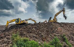 Foto udara menunjukkan tim penyelamat menggunakan alat berat untuk mencari korban longsor di Tempat Pembuangan Sampah Terpadu (TPST) Bantargebang, Kota Bekasi, Jawa Barat, pada Senin 9 Maret 2026. Longsor di Tempat Pembuangan Sampah Terpadu (TPST) Bantargebang, Kota Bekasi, Jawa Barat, kembali terjadi dan kali ini menelan korban jiwa. (BAY ISMOYO/AFP)