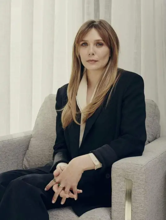 <p>One set blazer berwarna hitam wajib untuk ada di lemari kamu, lho.&nbsp;(instagram/elizabetholsenofficial)</p>