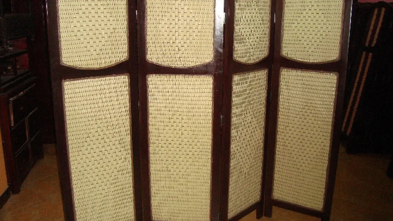 partisi rotan dan partisi kayu