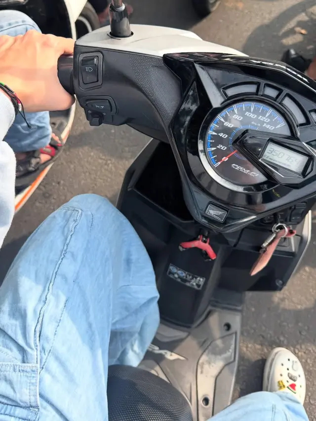 Gaya Zaskia Adya Mecca saat mengantar anak-anak sekolah menggunakan motor. [@zaskiadyamecca]