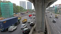 Suasana lalu lintas jalan tol Jakarta - Cikampek menuju Jakarta terpantau padat karena penyempitan proyek tol  di kawasan Bekasi, Jawa Barat, Rabu (20/5/2020). H - 4 menjelang Lebaran, kondisi lalu lintas jalan tol Jakarta - Cikampek terlihat ramai lancar. (Liputan6.com/Herman Zakharia)