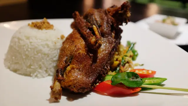 Menikmati Eksotisnya Bebek Betutu Krispi di Bukit Jimbaran