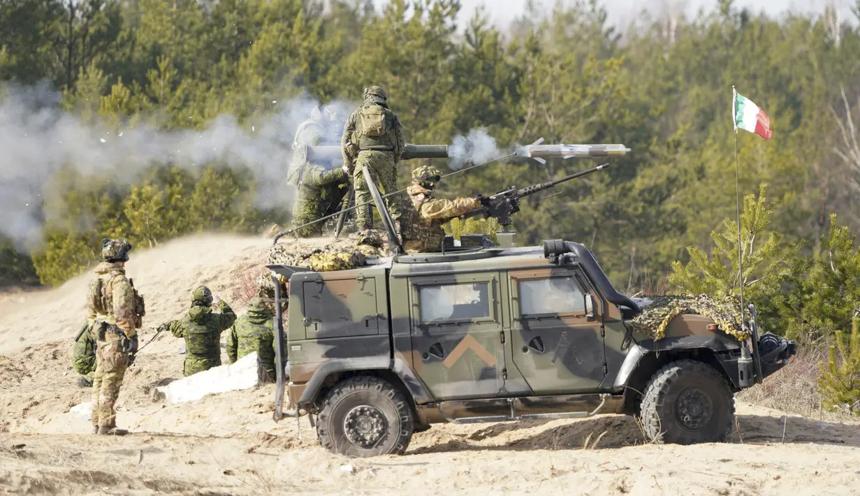 Prajurit Italia menembakkan peluncur roket portabel selama latihan militer NATO Crystal arrow 2022 di Latvia (11/3/2022). 2.800 tentara dari berbagai negara mengikuti pelatihan interoperabilitas selama operasi militer taktis dan demonstrasi kemampuan musim dingin. (Martins Zilgalvis/F64 via AP)