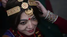 Seorang wanita memakai perhiasan jelang parade "Tamu Losar", Kathmandu, Nepal, Jumat (30/12). Parade tersebut digelar untuk menyambut pergantian tahun. (AP Photo / Niranjan Shrestha)