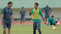 Wolfgang Pikal berdiskusi dengan Irfan Bachdim pada latihan Timnas Indonesia di Stadion Manahan Solo Jawa Tengah, Senin (26/9/2016).  (Bola.com/Peksi Cahyo)