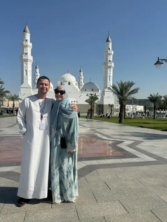 Raffi Ahmad dan Nagita Slavina baru saja menunaikan ibadah umrah beberapa bulan lalu bersama keluarga besar mereka. (Foto: raffinagita1717)