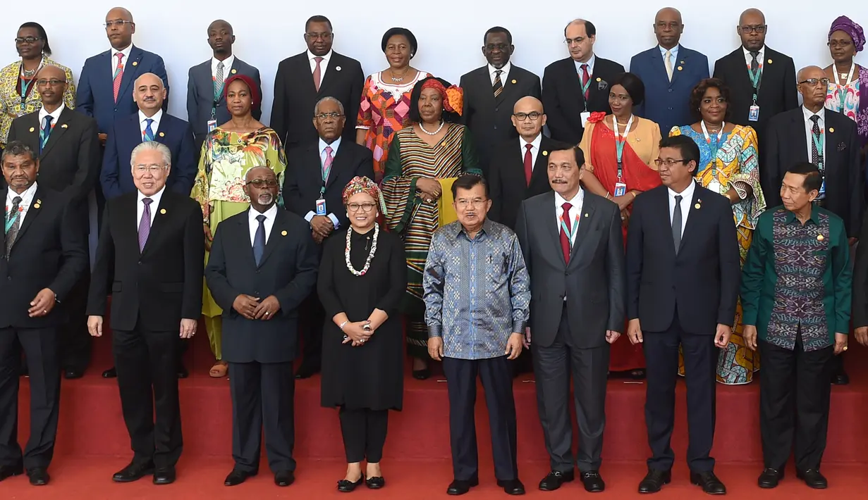 Wapres Jusuf Kalla bersama Menko Kemaritiman Luhut Binsar Pandjaitan, Menlu Retno Marsudi, Mendag Enggartiasto Lukita berfoto dengan para delegasi negara Afrika pada pembukaan Forum Indonesia Afrika (IAF) 2018 di Bali, Selasa (10/4). (SONNY TUMBELAKA/AFP)