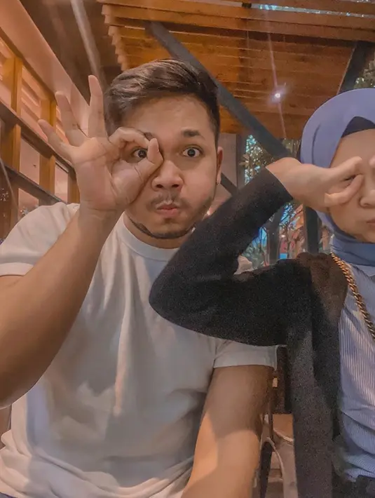 Keseruan Kesha dan Adhi kerap dipamerkan saat sedang kencan berdua. Berbagai pose lucu dan imut dilakukan pasangan ini. Seperti gaya keduanya yang memperlihatkan pipi chubby mereka. (Liputan6.com/IG/@kesharatuliu05)