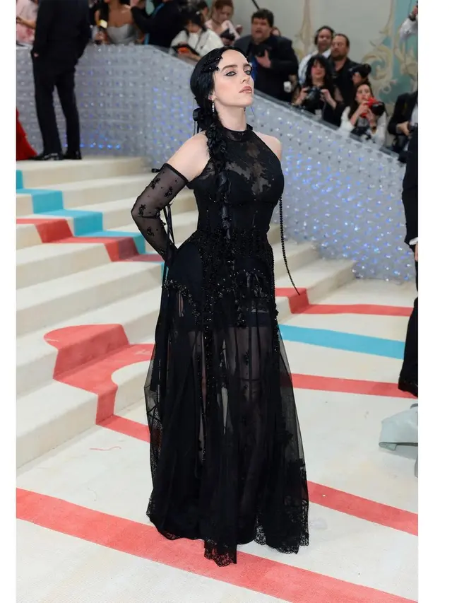 15 Selebriti dengan Busana Terbaik di Met Gala 2023, Anne Hathaway hingga Rihanna