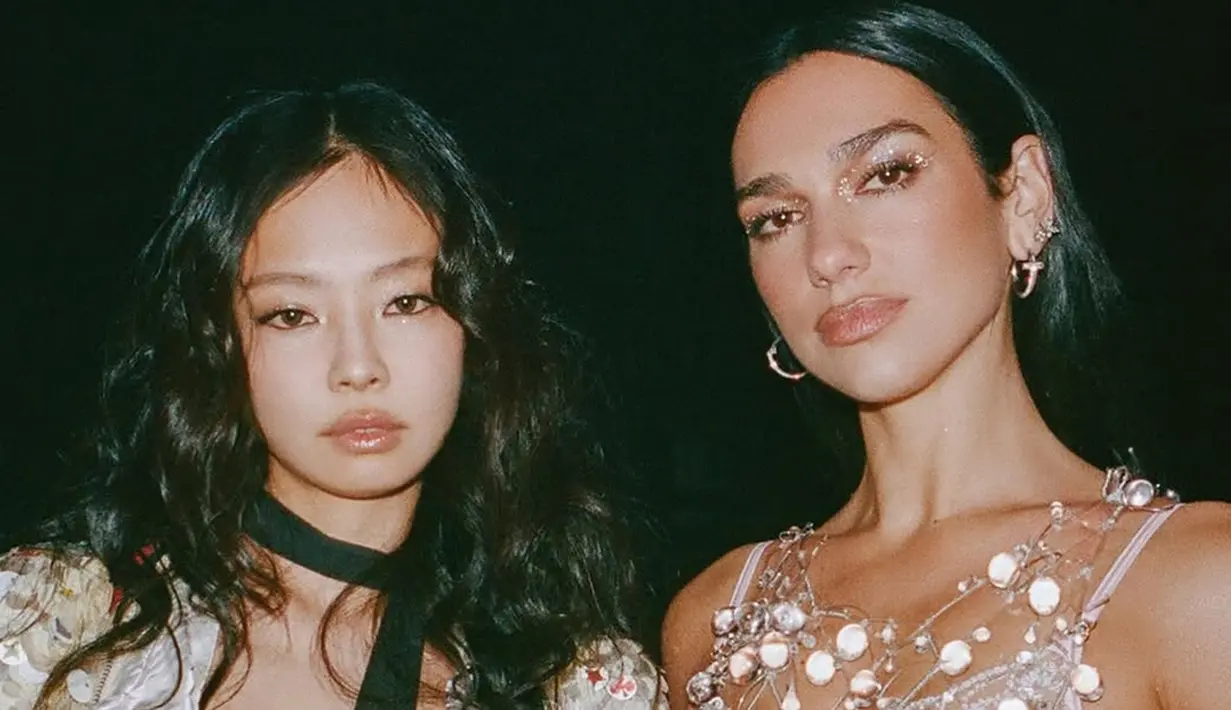 Kehadiran Dua Lipa dalam video musik ‘Handlebars’ semakin menambah daya tarik lagu yang dirilis pada 11 Maret 2025. Foto-foto di balik layar pembuatan video musik lagu tersebut menunjukkan keakraban Jennie dan Dua Lipa yang luar biasa. (Liputan6.com/IG/@dualipa)