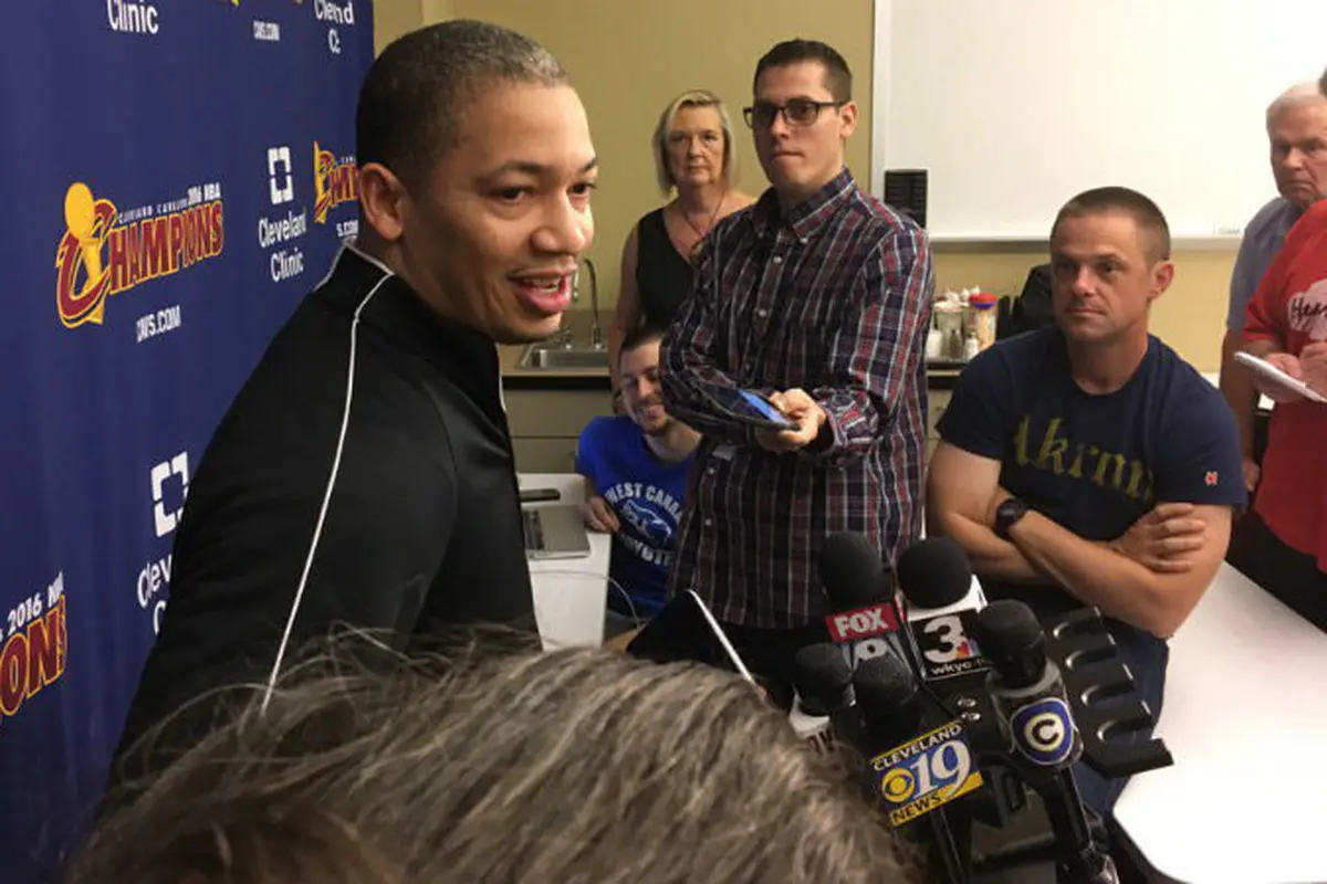 Pelatih Cleveland Cavaliers, Tyronn Lue.