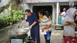 Cagub Jateng nomor urut dua Sudirman Said meninjau posko banjir saat blusukan di Tegal, Jawa Tengah, Kamis (15/2). Mentan Menteri ESDM tersebut juga mendatangi rumah-rumah warga yang tergenang banjir. (Liputan6.com/Fajar Eko Nugroho)
