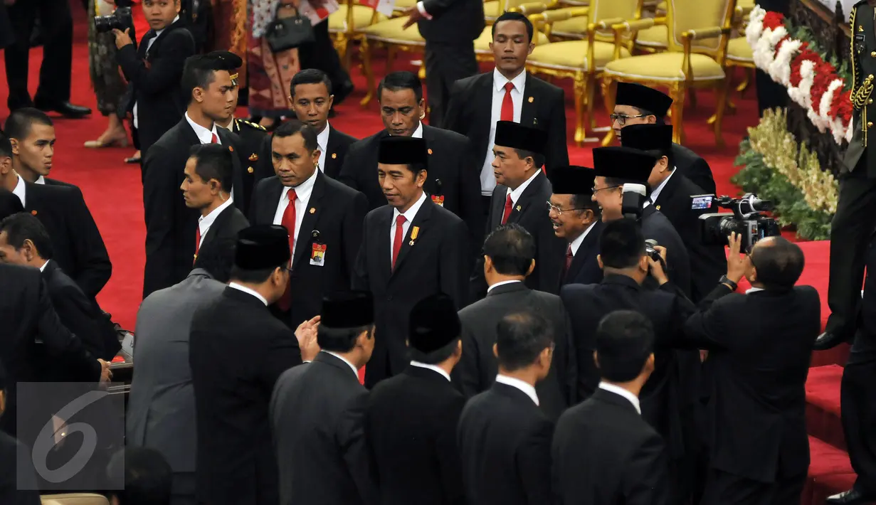 Presiden Joko Widodo di dampingi Wakil Presiden Jusuf Kalla usai menghadiri Sidang Paripurna tentang RAPBN dan Nota Keuangan di Komplek Parlemen, Senayan, Jakarta, Jumat (14/8). (Liputan6.com/Johan Tallo)