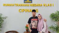 Mulan Jameela potret bersama Ahmad Dhani di Rutan Klas I Cipinang, Jakarta Timur (Dok.Instagram/@https://www.instagram.com/p/B6rX465B2PI/Komarudin)