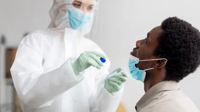 Seseorang yang sedang memeriksa dirinya terjangkit virus