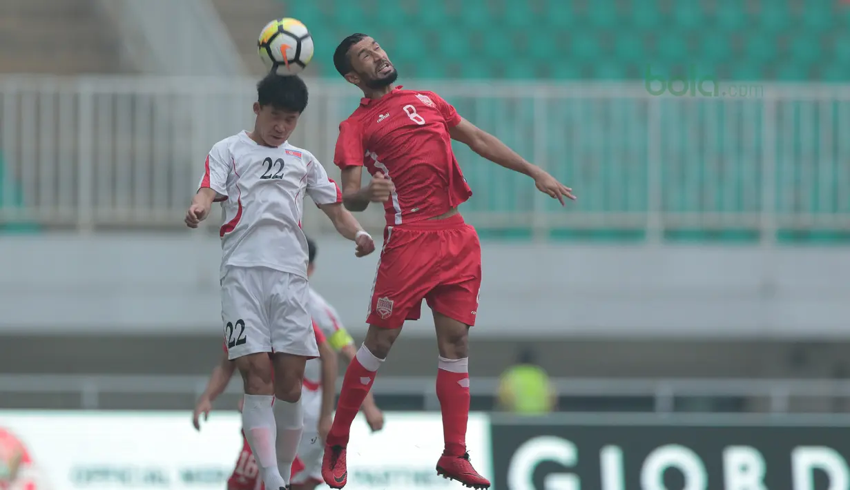 Duel pemain Bahrain U-23, Mohamed Marhoon (kanan) dengan pemain Korea Utara U-23, Kang Kuk Chol pada laga PSSI Anniversary Cup 2018 di Stadion Pakansari, Bogor, (03/5/2018). Bahrain menang 4-1. (Bola.com/Nick Hanoatubun)