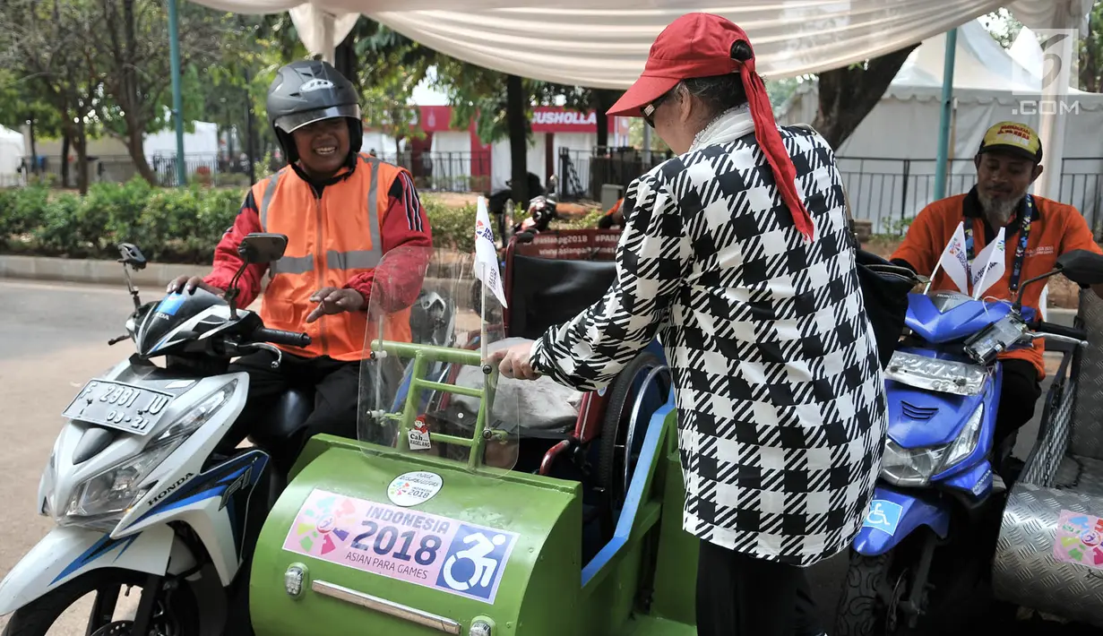 Pengunjung menggunakan jasa Ojek Disabilitas di GBK, Jakarta, Rabu (10/10). Armada Ojek Disabilitas digunakan untuk pengunjung menyaksikan Asian Para Games 2018, khususnya orang tua, anak-anak, dan penyandang disabilitas. (Merdeka.com/Iqbal S. Nugroho)