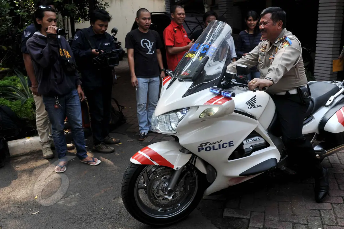 Polda Metro Jaya Tunjukkan Barang Bukti Rocky Polisi Gadungan