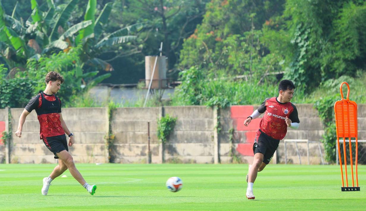 Latihan difokuskan pada peningkatan intensitas kombinasi permainan, penguasaan bola, dan strategi membobol gawang lawan. Tampak dalam foto, pemain Persija Jakarta, Mauro Nils Zijlstra (kiri) bersama Witan Sulaeman saat mengikuti sesi latihan di Persija Training Ground, Bojongsari, Kota Depok, Jawa Barat, Kamis (7/5/2026). (Bola.com/M Iqbal Ichsan)