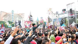 Para penonton menghadiri Apel Kebangsaan 'Kita Merah Putih' di lapangan Pancasila Simpang Lima Semarang, Minggu (17/3). Mengenakan pakaian dan ikat kepala serba merah putih, penonton berduyun-duyun ke lokasi acara. (Liputan6.com/Gholib)