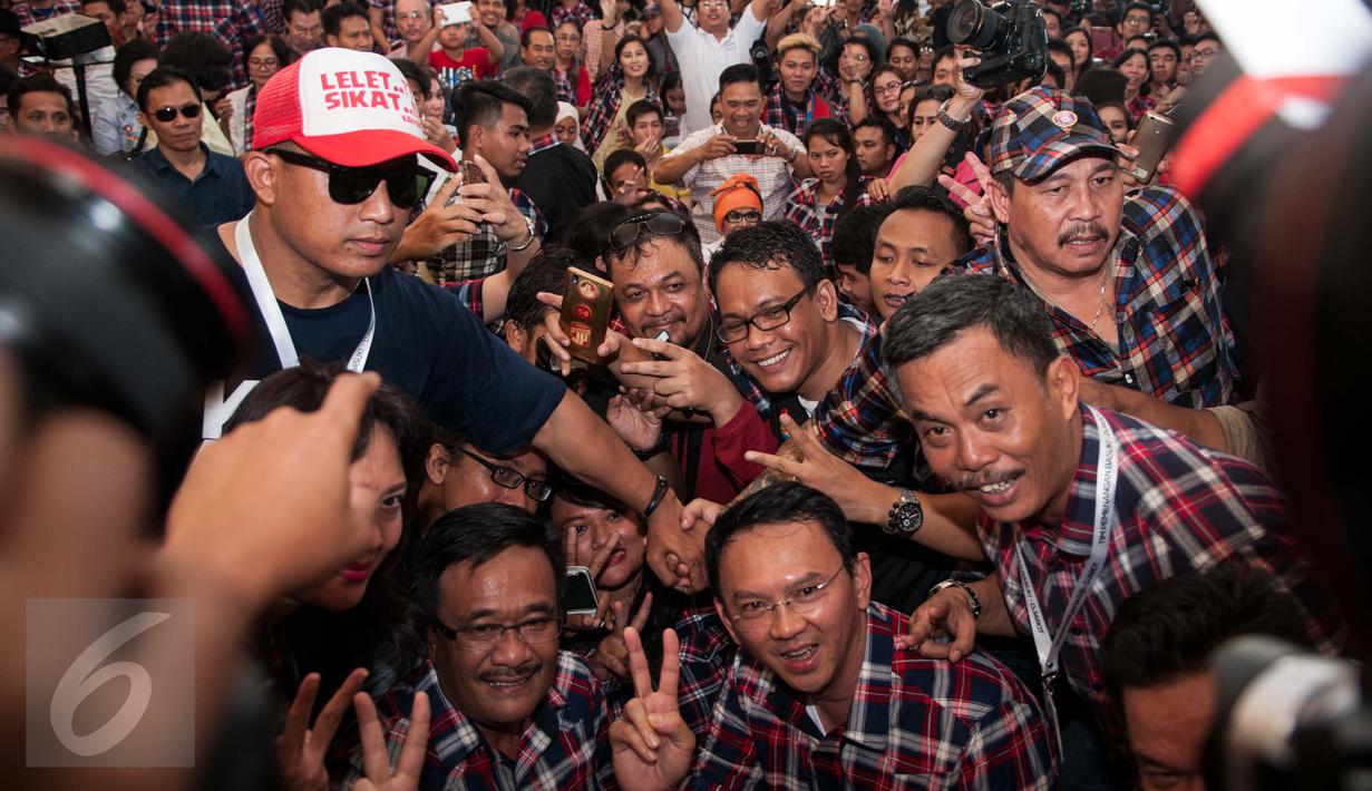 Cagub Paslon No 2 berpose bersama pendukungnya di Rumah Lembang, Jakarta, Rabu (15/2). Meski hasil quick count memenagkan Ahok-Djarot, Ahok meminta pendukungnya untuk terus mengawasi jalannya Pilkada DKI. (Liputan6.com/Gempur M Surya)