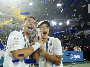 Pasangan artis Raffi Ahmad/Dion Wiyoko berselebrasi sambil berpose dengan piala berlian setelah memenangkan pertandingan Lagi-lagi Tenis di Tennis Indoor Senayan, Jakarta, Sabru (24/6/2023) dini hari. (Fimela.com/Bambang E Ros)