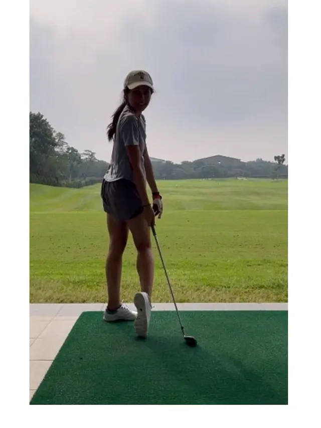 7 Gaya Maudy Ayunda saat Main Golf, Curi Perhatian