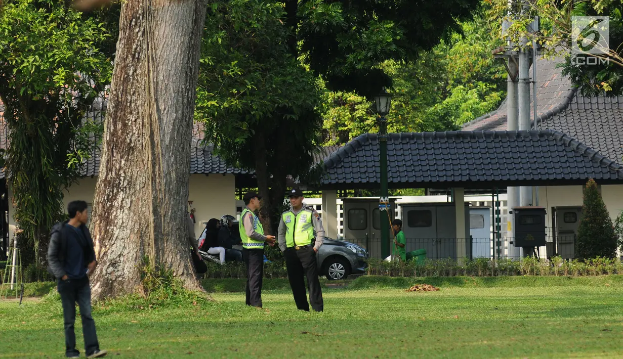 Petugas dari kepolisian bersiaga di salah satu sudut kawasan Candi Prambanan, Yogyakarta, Kamis (29/6). Terkait kunjungan mantan Presiden Amerika Serikat, Barack Obama, penjagaan kawasan Candi Prambanan diperketat. (Liputan6.com/Helmi Fithriansyah)
