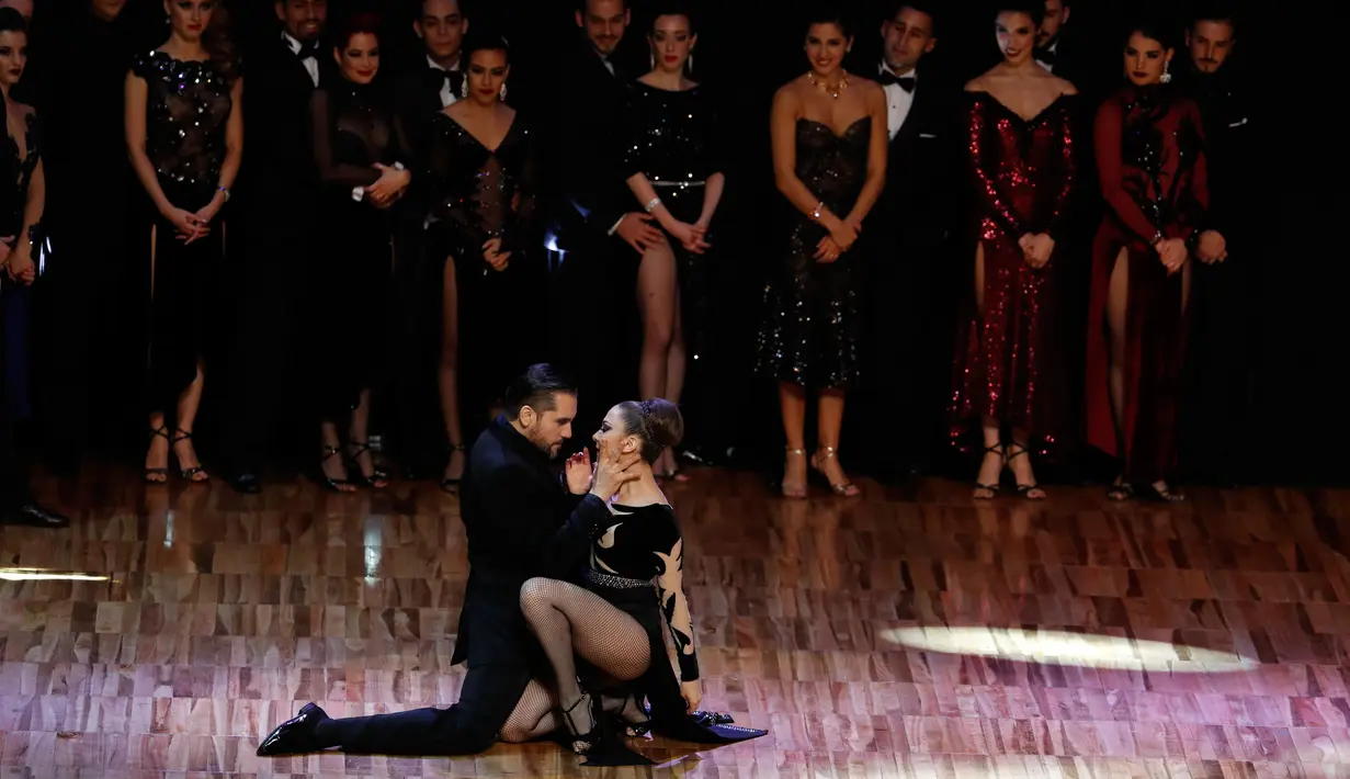 Fernando Rodríguez dan Estefanía Gómez tampil dalam putaran final kategori Stage di Tango Dance World Championship 2019 di Buenos Aires, Argentina, Rabu (21/8/2019). Tango Dance World Championship 2019 diselenggarakan selama 10 hari. (AP Photo/Natacha Pisarenko)