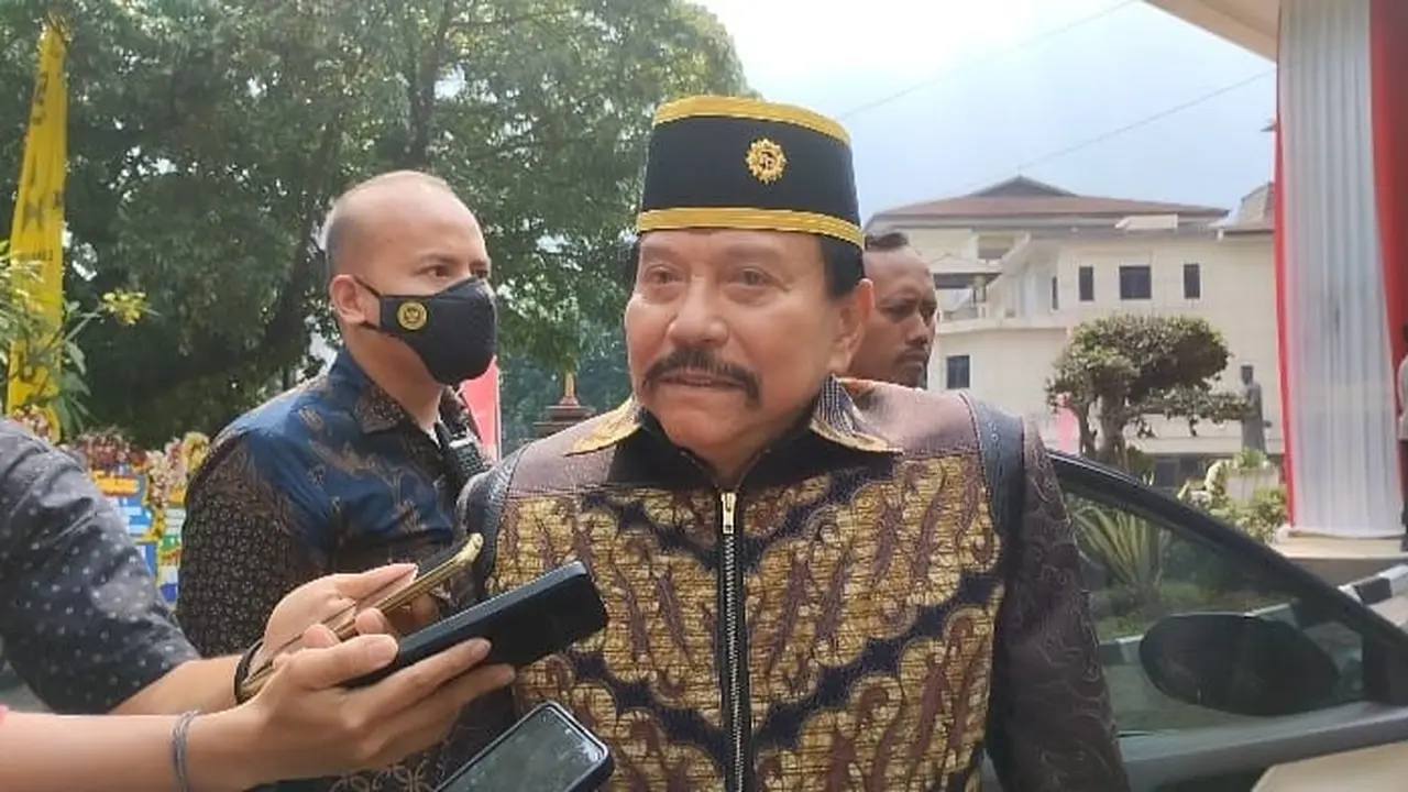 Hendropriyono merespons tudingan bahwa dirinya membekingi Pondok Pesantren Al Zaytun.