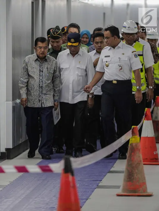 Wakil Presiden Jusuf Kalla (kiri) didampingi Menteri Perhubungan Budi Karya Sumadi (tengah) dan Gubernur DKI Anies Baswedan meninjau pengoperasian MRT (Mass Rapid Transit) dari Stasiun Bundaran HI, Jakarta, Rabu (20/2). (Liputan6.com/Faizal Fanani)