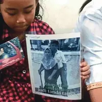 Bukan untuk bermain atau bersiap berangkat ke sekolah, bocah berusia sembilan tahun ini harus bangun jam 3 pagi untuk bekerja. (Foto: worldofbuzz.com)