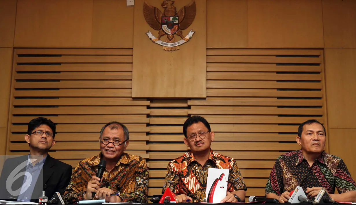Ketua KPK Agus Rahardjo (kedua kiri) bersama Jamintel Kejaksaan Agung Adi Toegarisman (kedua kanan) memberikan keterangan pers terkait hasil OTT dugaan suap Kejaksaan Tinggi DKI Jakarta di Gedung KPK, Jakarta, Jumat (1/4). (Liputan6.com/Faizal Fanani)