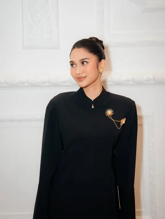 Sebagai aksen outfit serba hitam, Azizah Salsha sematkan anting dan bros tumpuk emas yang senada [@azizahsalsha_]