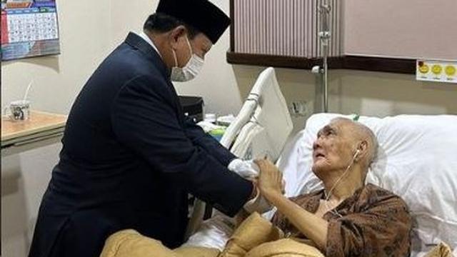 Menhan Prabowo Subianto menjenguk Wakil Presiden ke-6 Try Sutrisno.