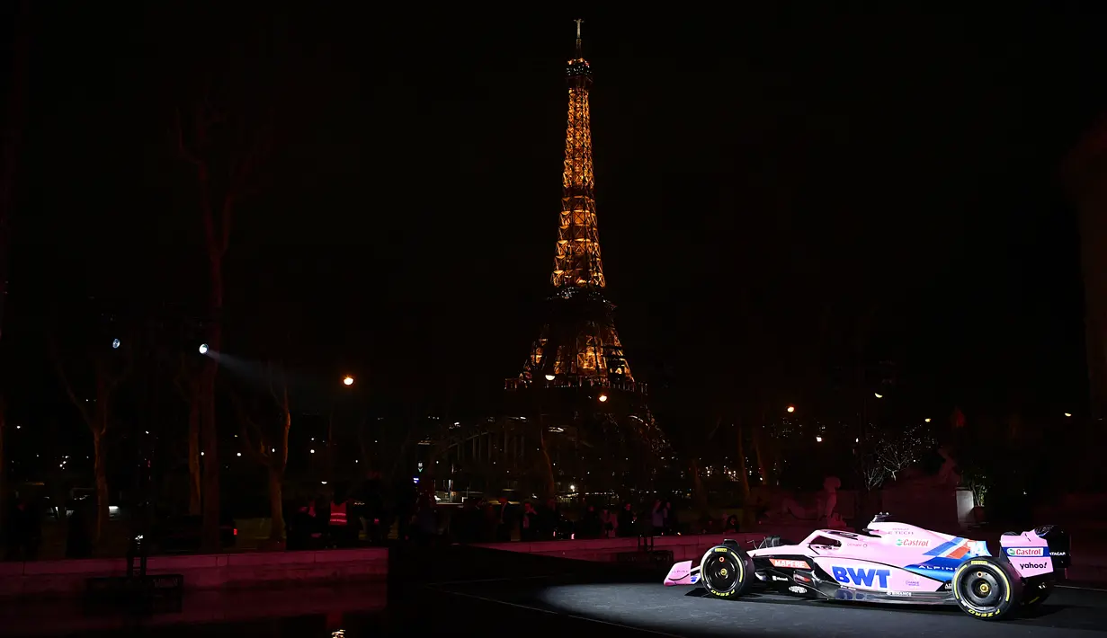 Tim Alpine meluncurkan mobil balap Formula 1 terbarunya Alpine A522 menjelang Musim 2022 di Palais de Tokyo, Paris, Prancis, Senin (21/2/2022). Pada F1 2022, mobil A522 itu tersebut akan dikemudikan Fernando Alonso dan Esteban Ocon. (FRANCK FIFE / AFP)