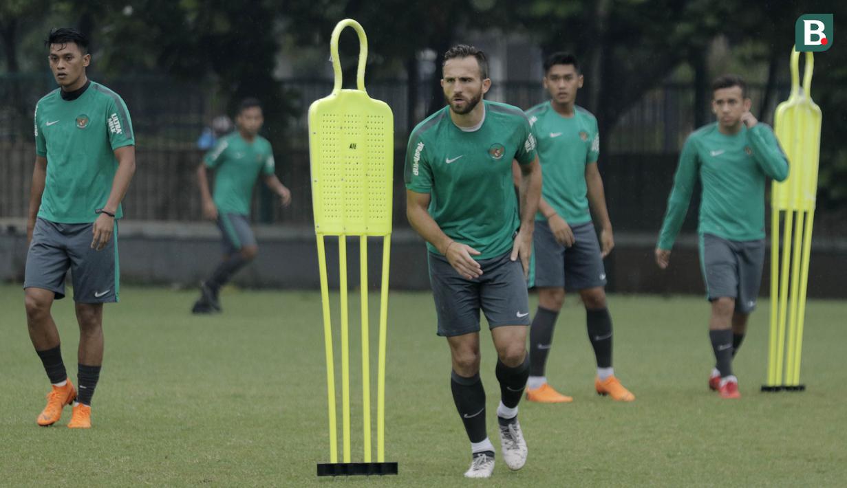 Pemain Timnas Indonesia U-23, Ilija Spasojevic, saat latihan di Lapangan ABC Senayan, Jakarta, Rabu (25/4/2018). Latihan tersebut dalam rangka persiapan Anniversary Cup 2018. (Bola.com/M Iqbal Ichsan)