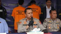 Kapolsek Metro Gambir, Kompol Rezeki R. Respati, merilis kasus Rafi Ramdhan alias RR (24), seorang selebgram yang juga konsultan spiritual, yang ditangkap karena mengedarkan narkoba jenis sabu. (Liputan6.com/Ady Anugrahadi)