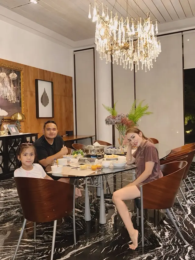 Potret Ruang Makan Rumah Momo Geisha