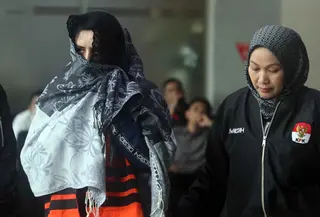 KPK juga menyita barang bukti terkait OTT tersebut, di antaranya barang bukti elektronik hingga mobil. Tampak dalam foto, Bupati Pekalongan, Fadia Arafiq (tengah) saat dibawa petugas menuju mobil tahanan usai menjalani pemeriksaan usai terjaring Operasi Tangkap Tangan (OTT) di gedung Merah Putih Komisi Pemberantasan Korupsi (KPK), Jakarta, Rabu (4/3/2026). (Foto: Istimewa)