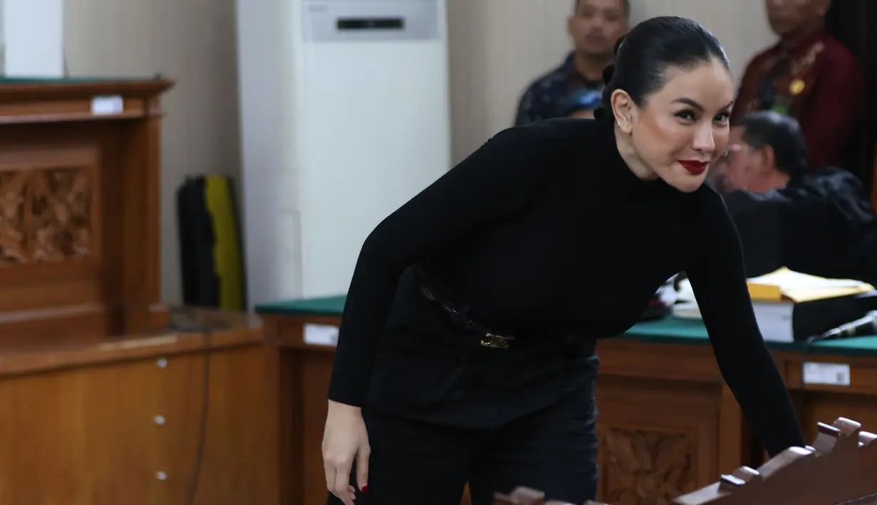 Sebagaimana diketahui, Nikita Mirzani bersama-sama dengan asistennya Ismail Marzuki alias Mail Syahputra didakwa melakukan pengancaman dan pemerasan terhadap dokter Reza Gladys Prettyanisari. (KapanLagi.com/Budy Santoso)