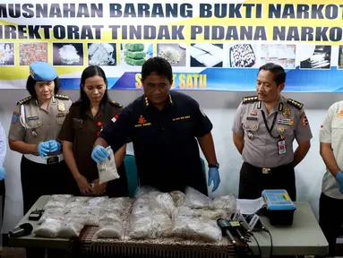 Dittipid Narkoba Bareskrim Polri menunjukkan barang bukti narkoba di Bareskrim Polri, Cawang, Jakarta, Rabu (19/10). Barbuk narkoba jenis sabu 11,4 kg itu merupakan pengungkapan dari jaringan internasional China-Indonesia. (Liputan6.com/Gempur M Surya)