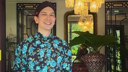 Sebagai anak blasteran, selebriti yang sudah mengawali karier sejak belia ini justru begitu memancarkan aura pria Jawa. Bahkan, di kolom komentar ada yang menyebutnya sebagai "A Javanese Prince". (Liputan6.com/IG/@dimasbeck)