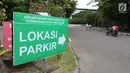 Rambu penunjuk yang terpasang di halaman komplek Stadion Manahan, Solo, Selasa (7/11). Lokasi tersebut telah disiapkan panitia sebagai salah satu kantong parkir kendaraan tamu acara pernikahan Kahiyang Ayu dan Bobby Nasution. (Liputan6.com/Angga Yuniar)