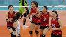 Selebrasi para pemain Timnas voli putri Hong Kong setelah mencetak angka saat menghadapi Indonesia pada laga perebutan tempat ketujuh AVC Challenge Cup 2024 di Rizal Memorial Coliseum, Manila, Filipina, Rabu (29/5/2024). Hong Kong kalah 0-3 (15-25, 19-25, 20-25). (Asian Volleyball Confederation)