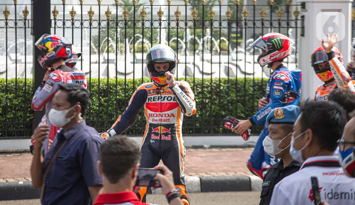 Para pembalap MotoGP bersiap mengambil start untuk melakukan parade dari depan Istana Merdeka, Jakarta Pusat, Rabu (16/3/2022). Parade MotoGP tersebut merupakan rangkaian kegiatan sebelum para pembalap berlaga di MotoGP Mandalika yang berlangsung pekan ini. (Liputan6.com/Faizal Fanani)